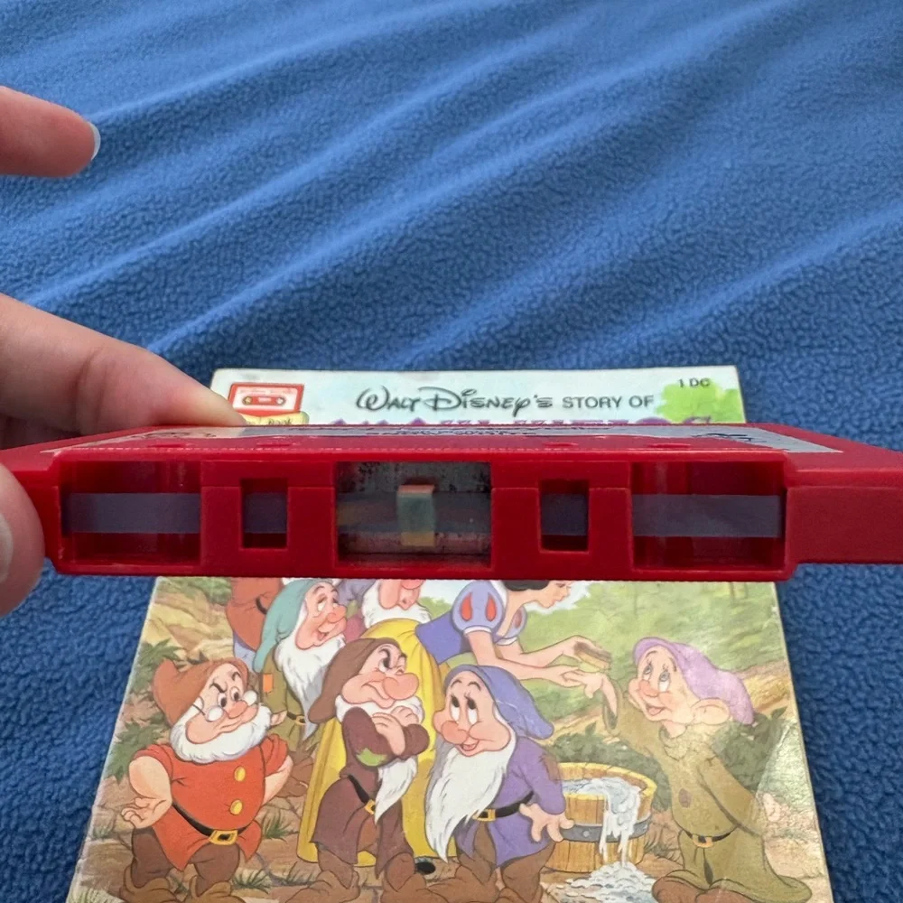 Walt Disney's Snow White Book and Cassette - Picture 4 of 7